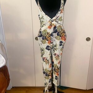 Green and White Floral Jumpsuit with V-Neckline and Relaxed Fit